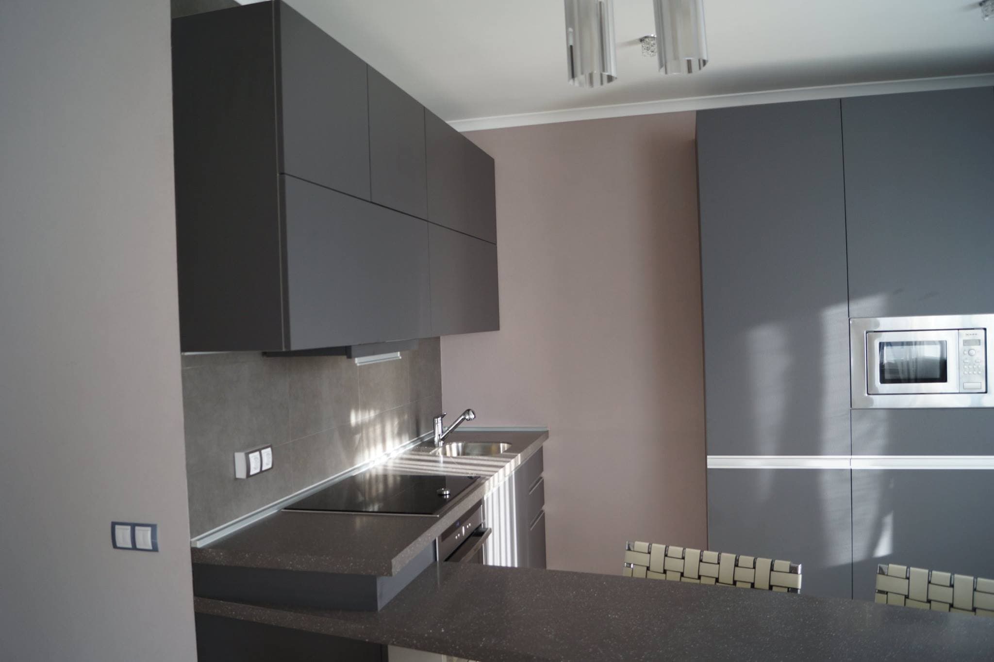 Grafitna kuhinja za apartman