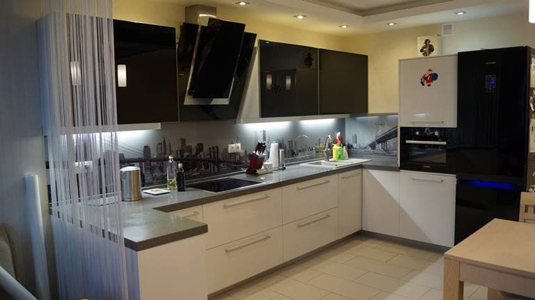 Grafitna kuhinja za apartman 2