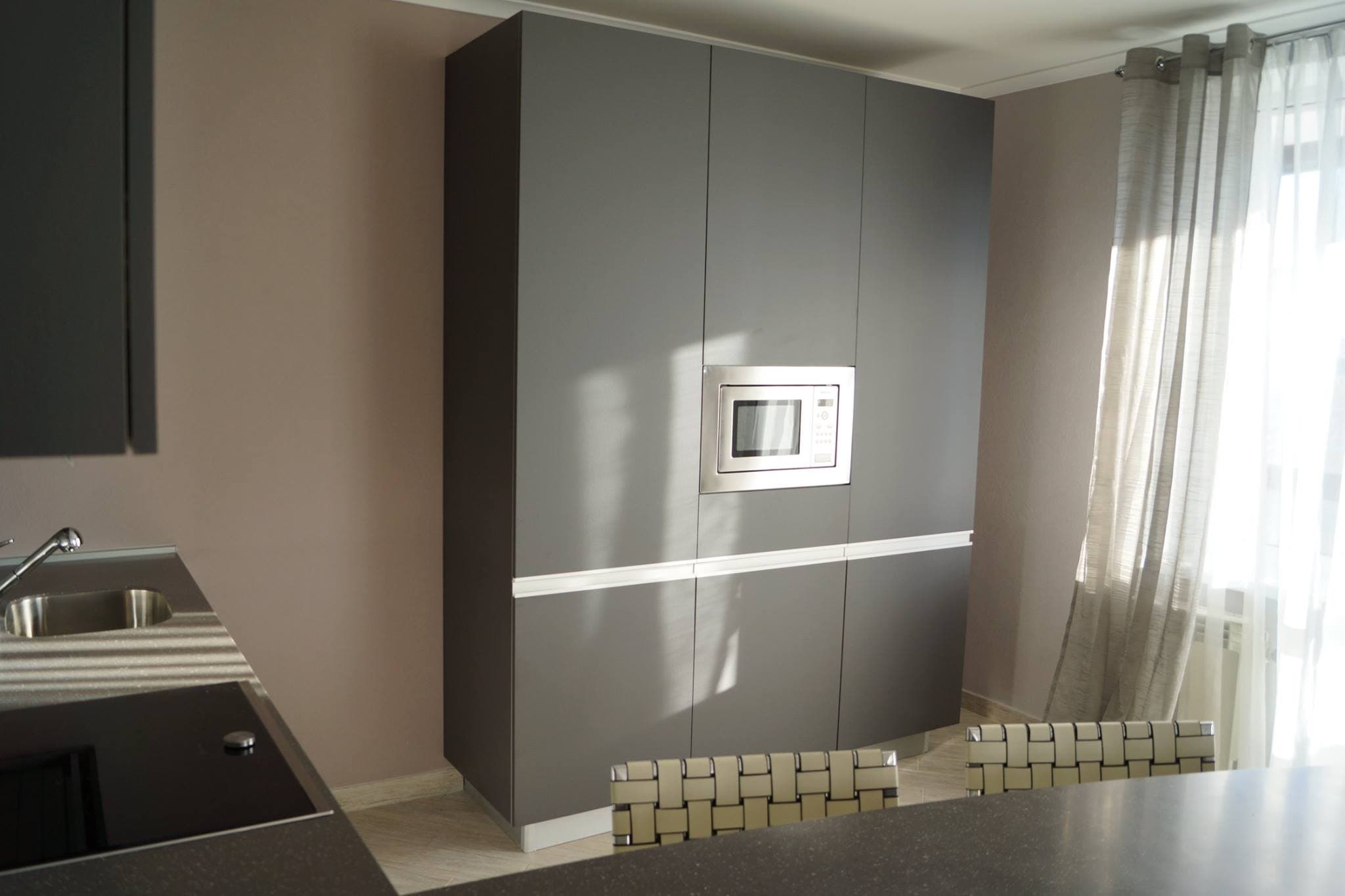 Grafitna kuhinja za apartman 3